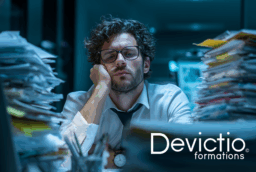 C’est précisément dans ces situations qu’une formation à la gestion du stress devient essentielle. Elle permet au salarié de comprendre ce qui génère sa surcharge mentale, d’identifier ses mécanismes de réaction et surtout d’apprendre à reprendre le contrôle. Grâce à des outils pratiques, des exercices concrets et un accompagnement bienveillant, il retrouve progressivement de la clarté, de la confiance et une capacité à agir plutôt qu’à subir.