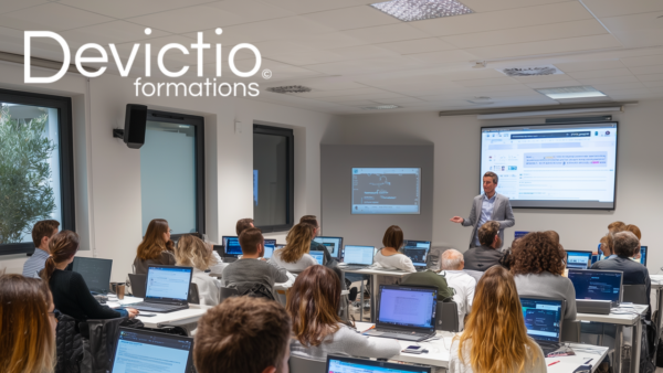 Formateur en intelligence artificielle accompagnant des professionnels lors d’une session de formation chez Devictio, votre organisme depuis 2007. E-learning et PRésentiel