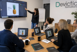 Formation Adobe Illustrator : Logiciel de référence pour la création de dessins vectoriels, son apprentissage en présentiel sur Lyon, vous permettra de concevoir des logos, pictogrammes, illustrations, infographies, icônes, schémas, emballages, affiches ou encore des visuels destinés au web et à l’impression. Eligibilité CPF ou plan entreprise.