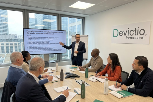 Formation Mobilité & Transition Professionnelles en petit groupe : Devictio limite ses sessions inter-entreprises à 5 participants afin de favoriser les échanges, les exercices et l’accompagnement personnalisé. Chaque participant peut ainsi travailler concrètement son projet, son positionnement, son CV, LinkedIn, son pitch et la préparation de ses entretiens.