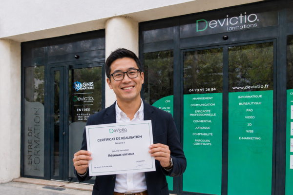 Formation Réseaux Sociaux certifiante : Suivre une formation certifiante aux réseaux sociaux chez Devictio vous permet d’acquérir des compétences immédiatement opérationnelles tout en valorisant votre expertise par une certification reconnue. Vous apprendrez à élaborer une stratégie social media, à produire des contenus performants et à piloter efficacement votre communication sur les principales plateformes. Grâce à une pédagogie orientée vers la pratique, vous développez des compétences directement applicables dans votre activité professionnelle.