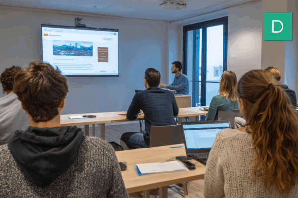 Maîtriser PowerPoint permet d’utiliser efficacement les modèles, masques, thèmes et outils de mise en page pour produire plus rapidement des présentations homogènes. Pour l’entreprise, cette compétence contribue à rationaliser la production des supports et à mieux respecter sa charte graphique.