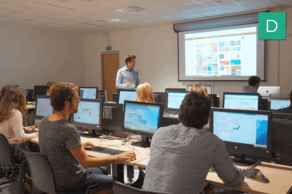 Maîtriser PowerPoint permet d’utiliser efficacement les modèles, masques, thèmes et outils de mise en page pour produire plus rapidement des présentations homogènes. Pour l’entreprise, cette compétence contribue à rationaliser la production des supports et à mieux respecter sa charte graphique.