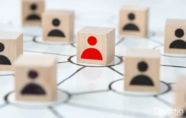 Se former au Community Management permet aux salariés de développer des compétences digitales aujourd’hui utiles dans de nombreux métiers de la communication, du marketing et du commerce. Ils apprennent à élaborer une stratégie éditoriale, créer des contenus, utiliser l’IA, animer une communauté et analyser les performances des réseaux sociaux. Cette montée en compétences renforce leur autonomie et leur permet de contribuer plus efficacement à la visibilité et à la communication digitale de leur entreprise.