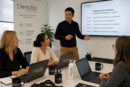 Suivre la Formation Community Manager de 5 jours chez Devictio à Lyon permet d’acquérir une maîtrise complète et opérationnelle des principales missions du métier : stratégie Social Media, création de contenus, vidéo, IA, animation de communautés et analyse des performances. Grâce à une pédagogie axée sur la pratique et à des sessions en petits groupes, chaque participant développe des compétences directement applicables aux réseaux sociaux de son entreprise. Ce parcours intensif permet ainsi de gagner en autonomie, professionnaliser sa communication Social Media et piloter efficacement ses communautés.