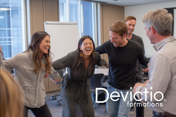 Suivre une formation à la gestion des conflits en entreprise aide à mieux comprendre les mécanismes émotionnels qui déclenchent les conflits. Les participants par un mélange de théorie, mise en pratique et jeux de rôle (comme ici) développent des réflexes professionnels pour réagir avec calme et assertivité. Dans notre local Lyon 3e, le format présentiel crée un environnement immersif idéal pour progresser rapidement.