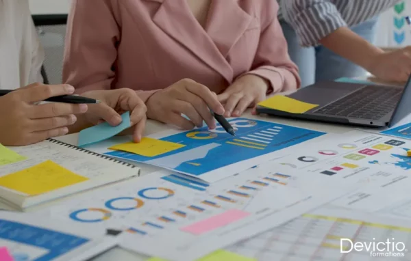 Suivre une formation Community Management de 3 jours chez Devictio à Lyon permet d’acquérir une méthode concrète pour construire sa stratégie Social Media, créer des contenus pertinents et animer efficacement ses communautés. Ces trois journées offrent le temps nécessaire pour pratiquer, maîtriser les principaux outils et intégrer les nouveaux usages de l’IA appliqués aux réseaux sociaux. En petit groupe, les participants bénéficient d’un accompagnement personnalisé et repartent avec des compétences directement applicables à leur activité professionnelle.